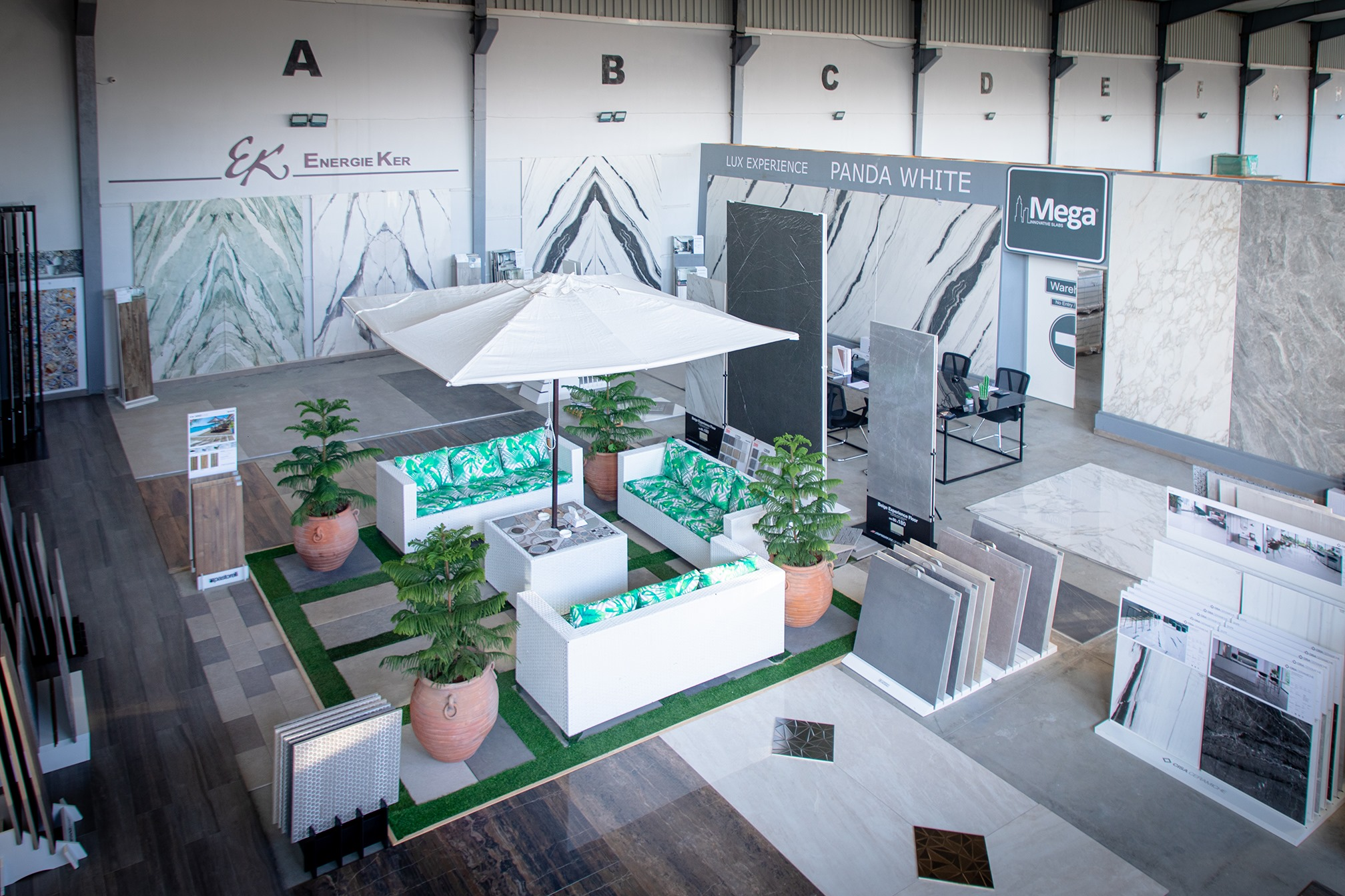 eterno - open display area